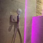 Dusche im Badezimmer mit LED-Beleuchtung